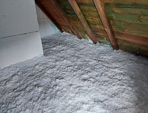 Zateplení stropu rodinného domu pomocí foukané izolace